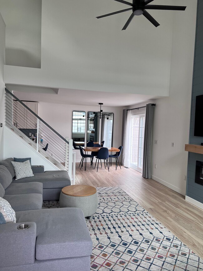 Vista de la sala de estar desde la puerta principal - 9935 Fillmore St NE