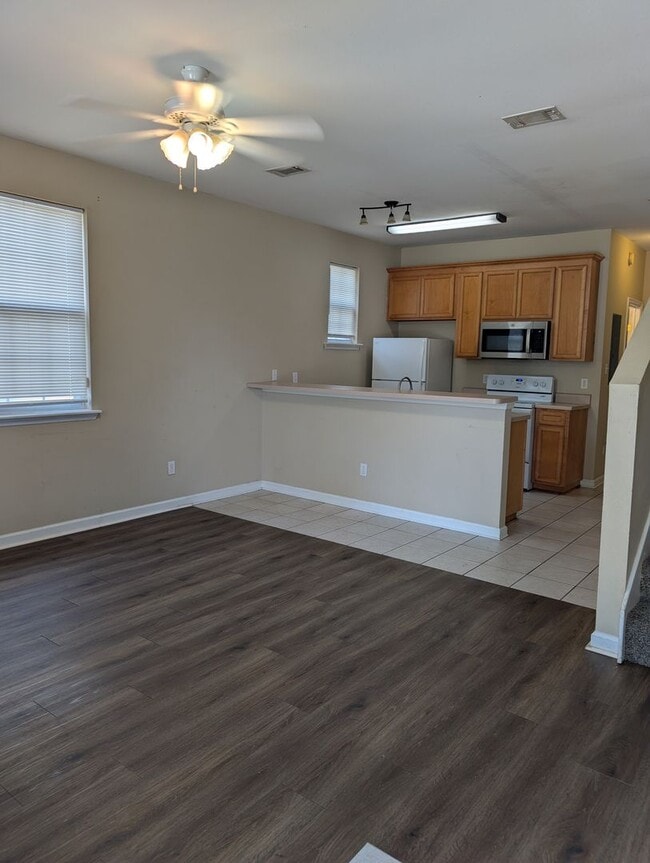 Building Photo - 3BR/3BA townhouse close to FAMU.