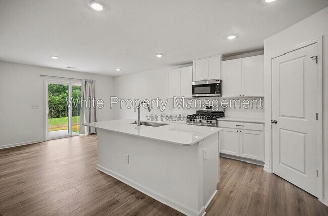 Foto del edificio - 319 W 18th St