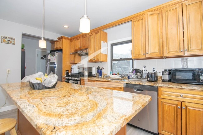 Building Photo - 4 bed in Allston