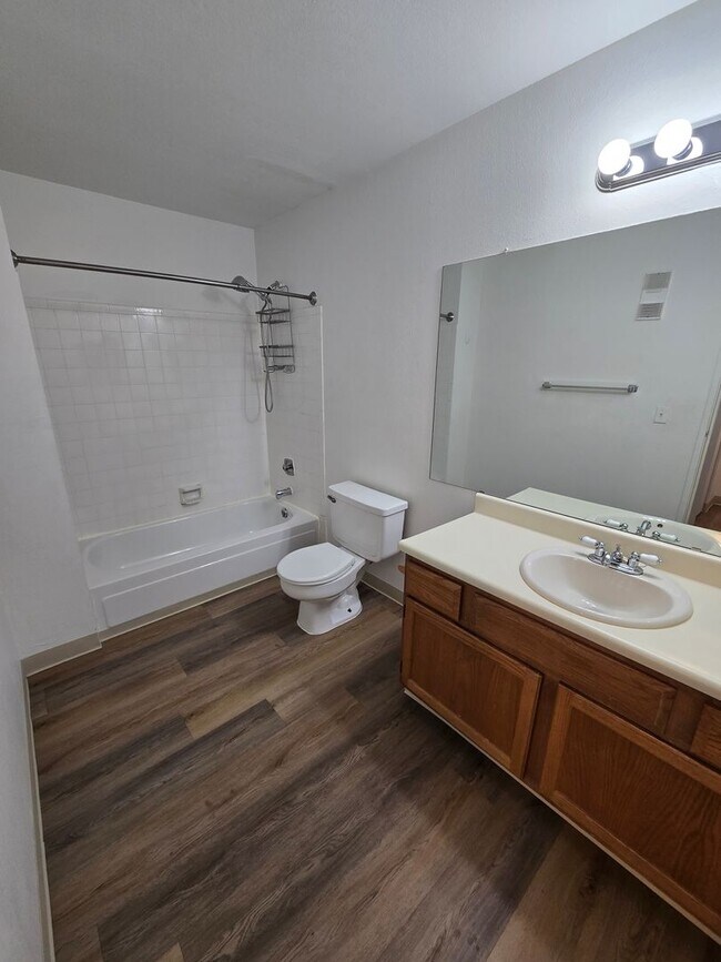 Building Photo - Beautifully designed 2-bedroom garden apar...
