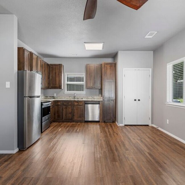 Building Photo - 427 Jannie St