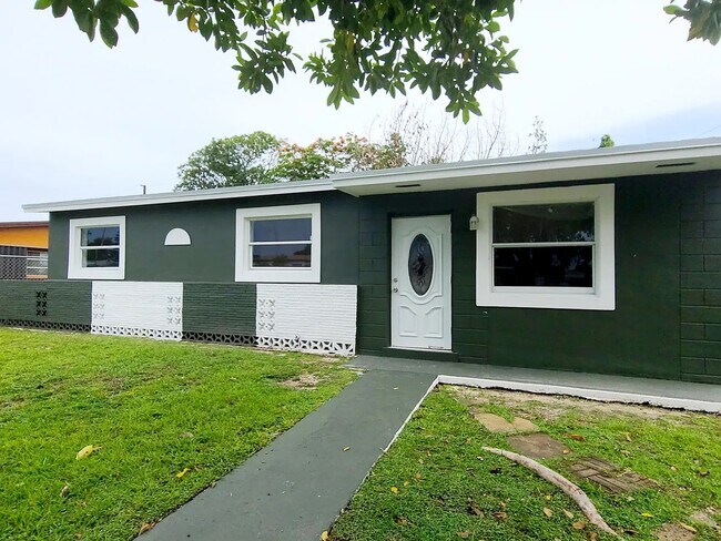 Building Photo - 10850 SW 221st St Rd