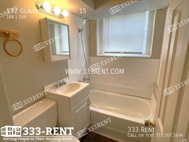 Foto del edificio - Carpeted rooms throughout and close to bus...