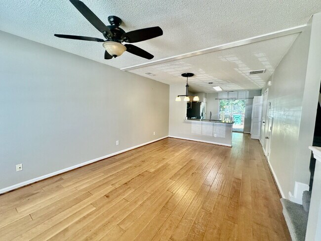Foto del edificio - Three Bedroom, Townhome in The Farm!