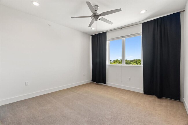 Foto del edificio - 604 N Bluff Dr