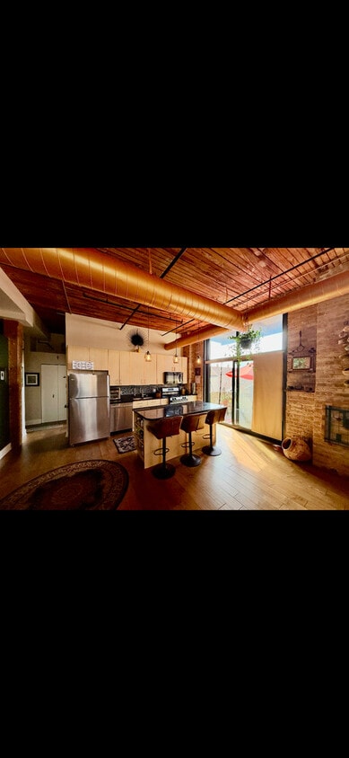 Primary Photo - 3500 S Sangamon St