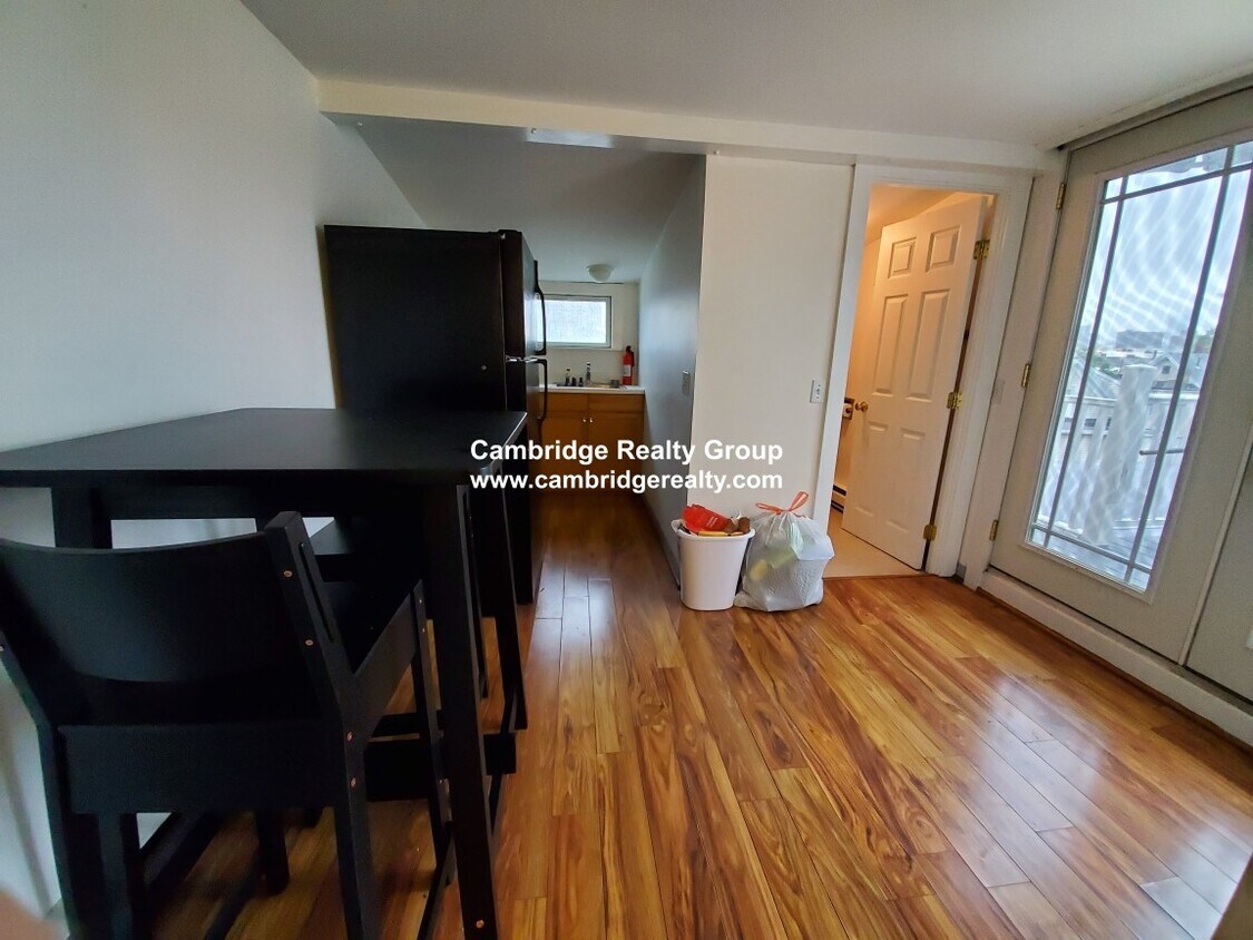 Primary Photo - 135 Willow St