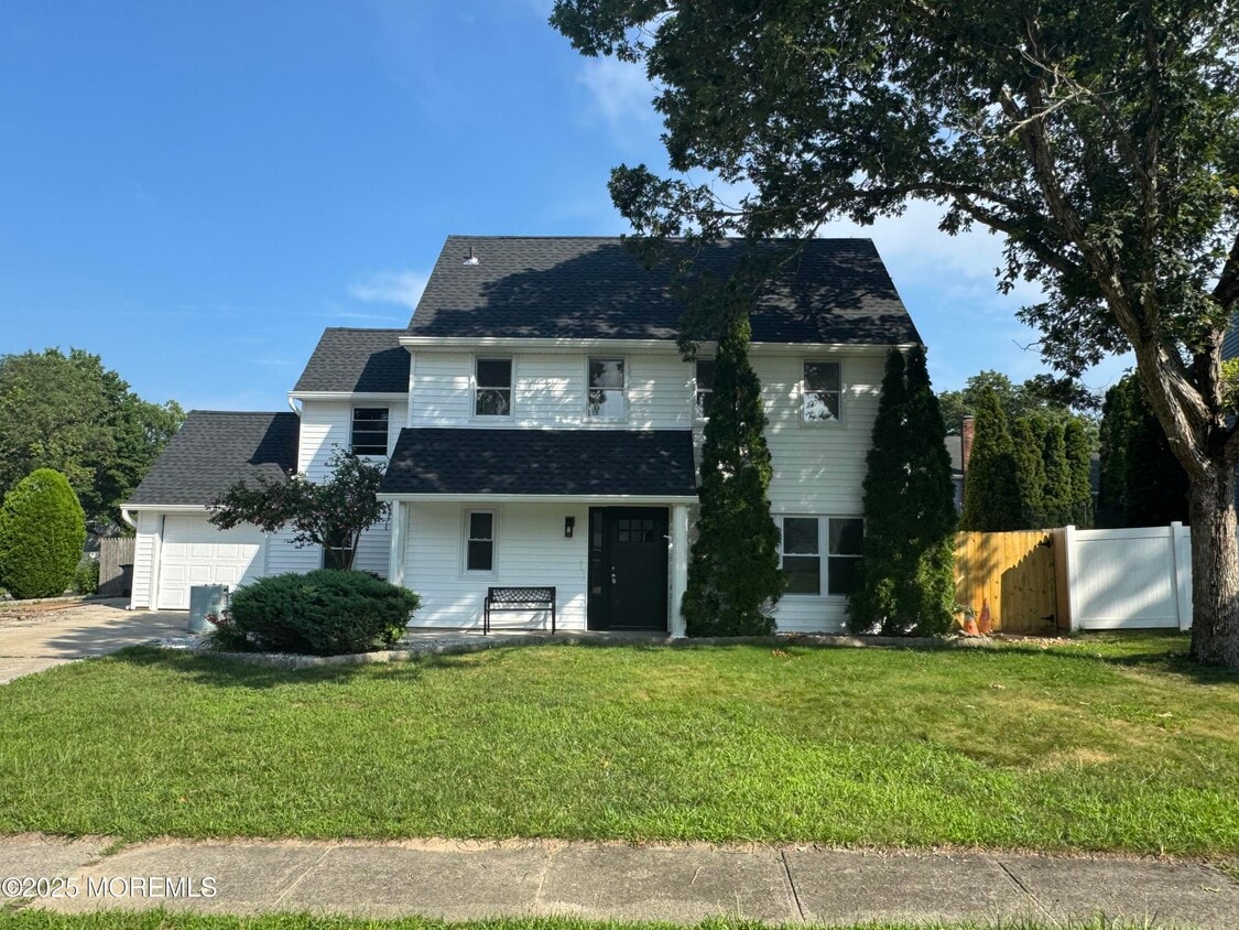 Primary Photo - 1 Maplewood Ct