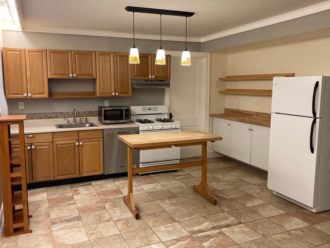 Kitchen w island - 2042 W Pensacola Ave
