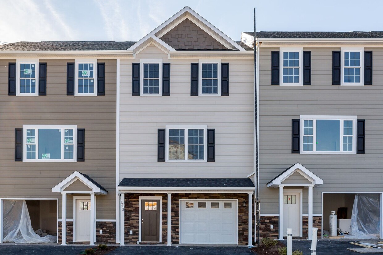 Primary Photo - Brand new townhome for rent in Cresent Rid...