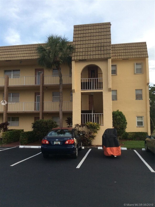 Foto del edificio - 8595 Sunrise Lakes Blvd