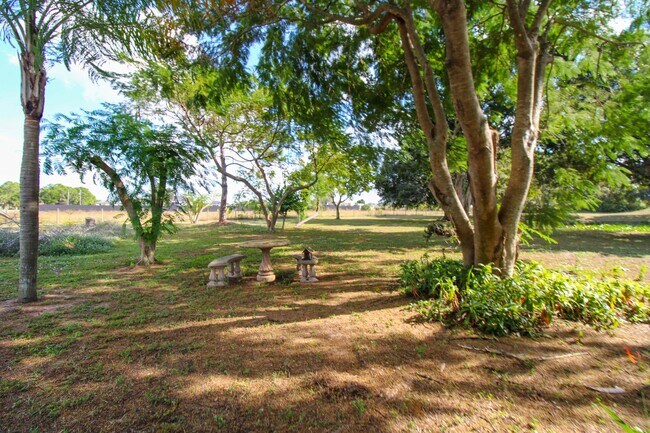 Foto del edificio - ** FIRST MONTH RENT FREE ** UNFURNISHED 3/2 FIRST FLOOR PRIVATE POOL HOME ** MOVE IN ASAP ** NO H...