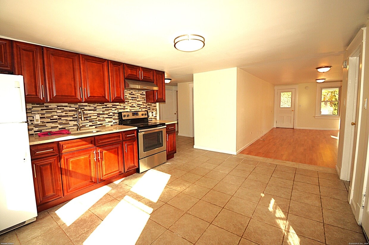 Primary Photo - 23 Railroad Ave