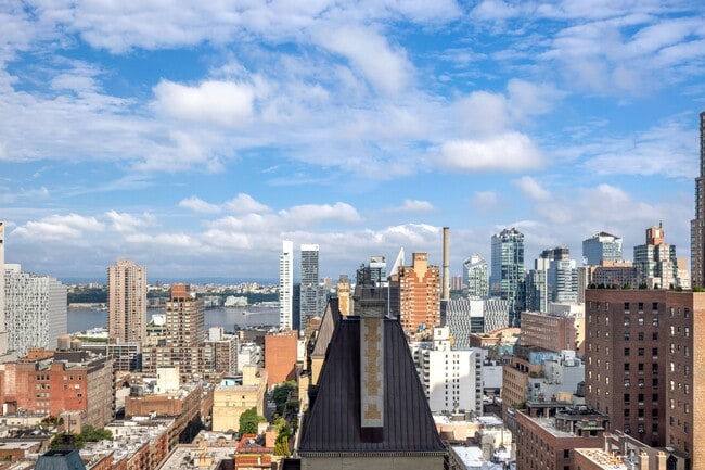 Foto del edificio - 322 W 57th St