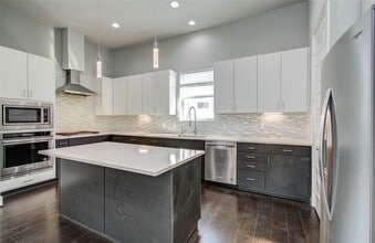 Building Photo - 2116 Naomi St