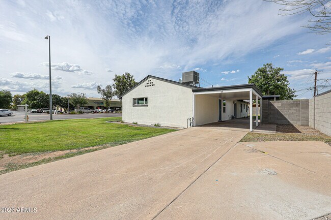 Building Photo - 1604 E Rancho Dr