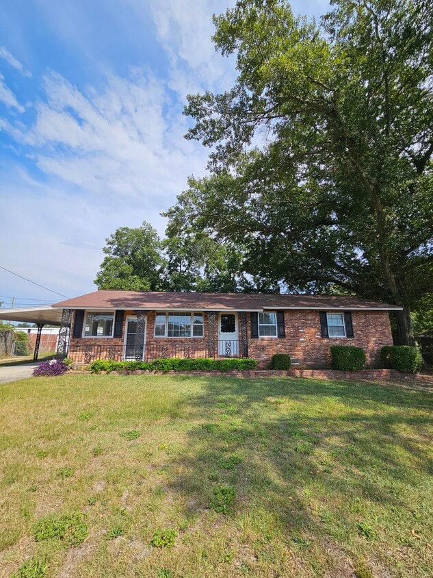 Primary Photo - 119 Davant St