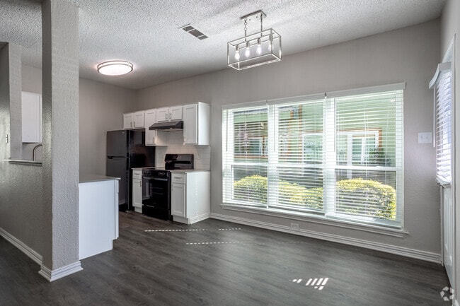 1BR, 1BA - 693SF - Kitchen/Dining Area - The Retreat at Faulkner Point