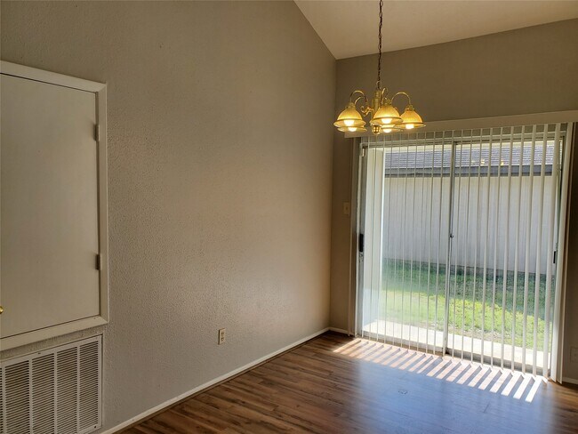 Foto del edificio - 3130 Forestbrook Dr