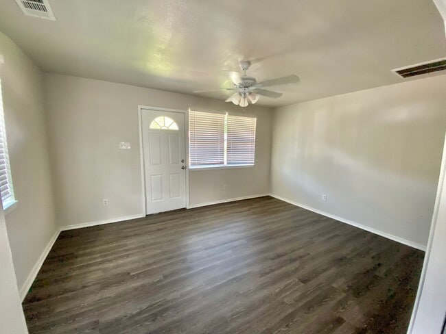 Foto del edificio - 8432 Garland St