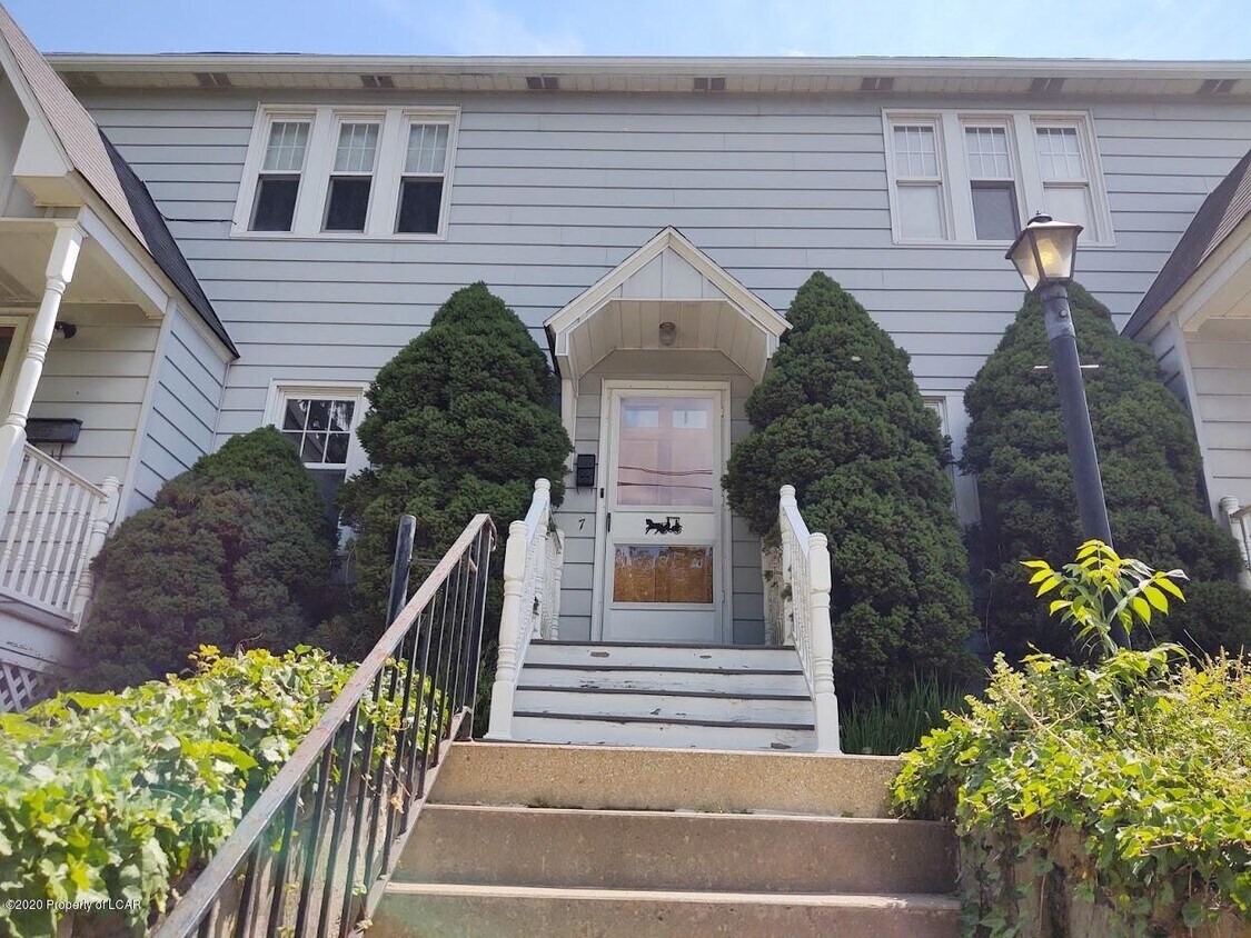 Primary Photo - 7 N Lehigh St