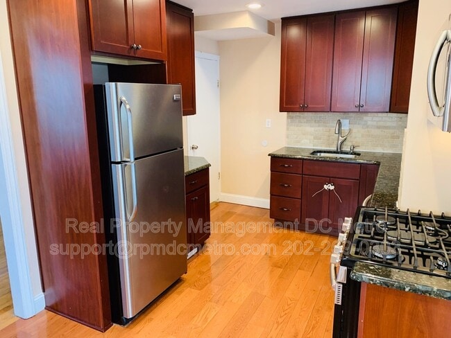 Building Photo - 643 Farragut Pl NE