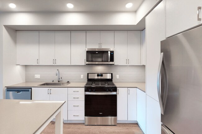 Foto del edificio - 185 S State College Blvd