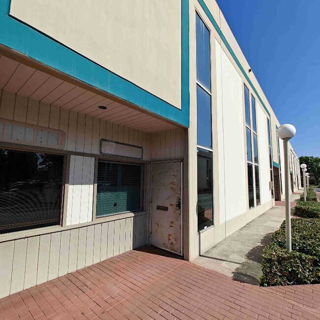 Building Photo - 1800 E Garry Ave