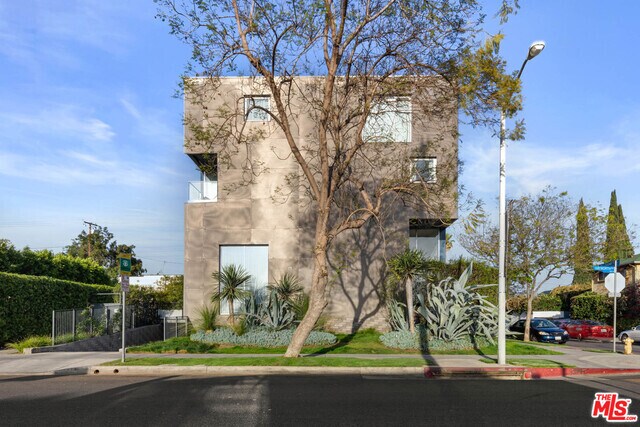 Foto del edificio - 7917 Willoughby Ave