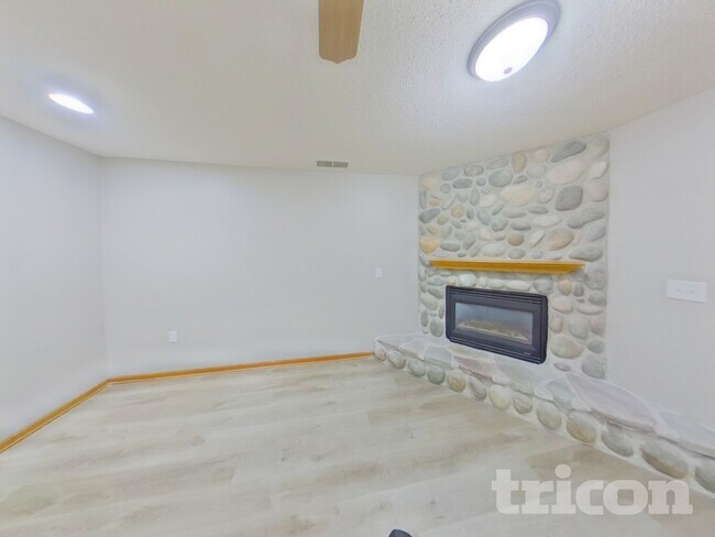 Building Photo - 209 Greenbriar Ln