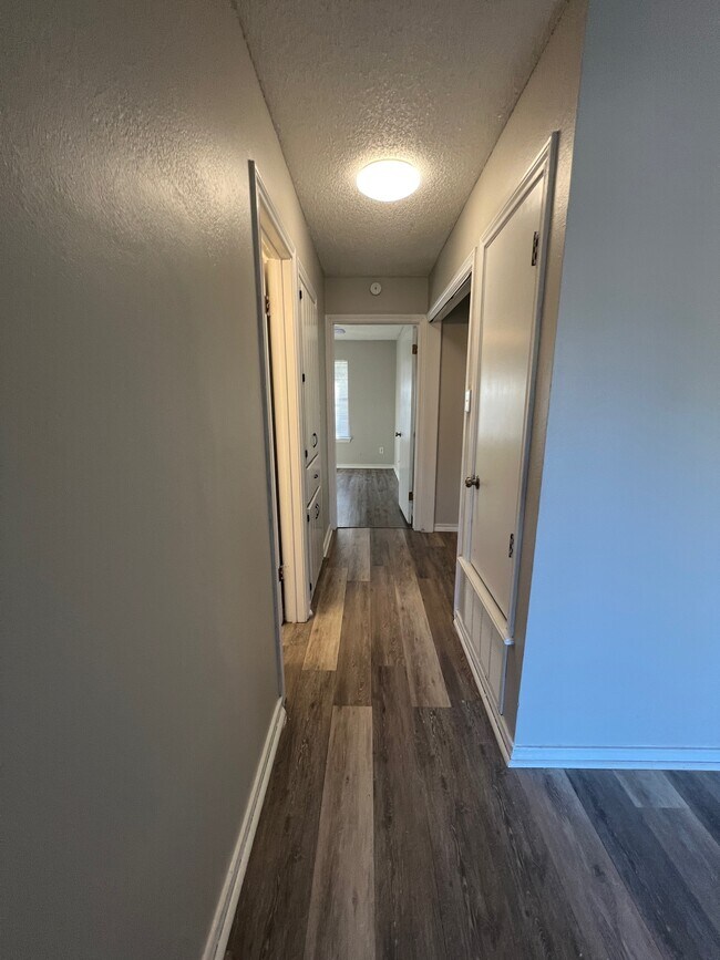 Building Photo - 4 Robin Dr