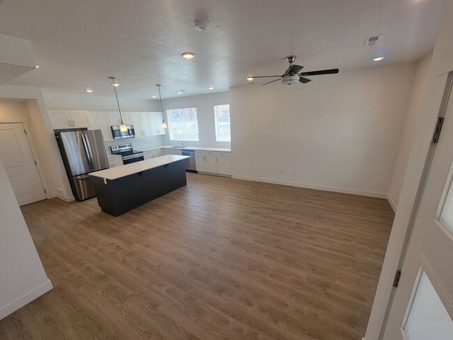 Building Photo - GORGEOUS Spacious Town Home