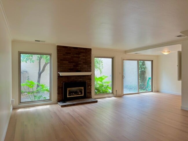 Building Photo - Walnut Creek townhome with in-unit laundry and attached 2 car garage!