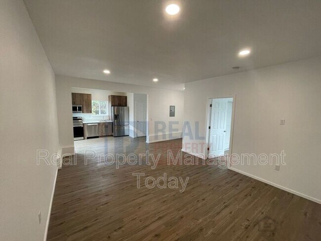 Building Photo - 7006 S Alder St