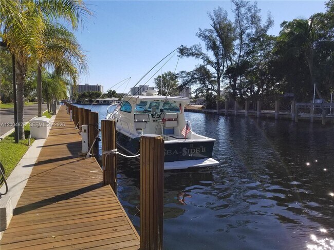 Foto del edificio - 6207 Bay Club Dr