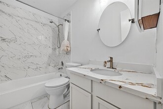 Building Photo - 8366 Golf Green Cir
