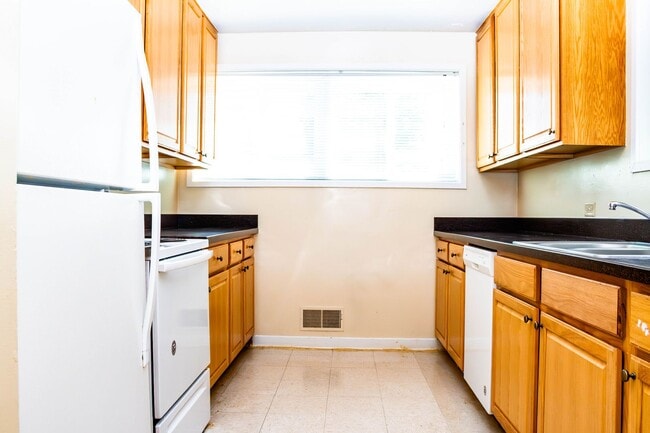 Building Photo - Townhouses Available Near UVA