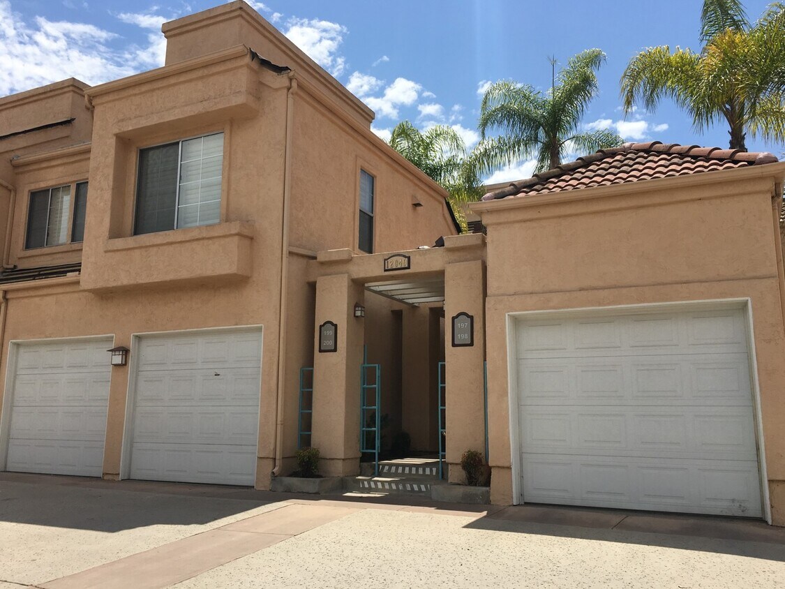 Foto principal - Two Bedroom Condo in Rancho San Diego!