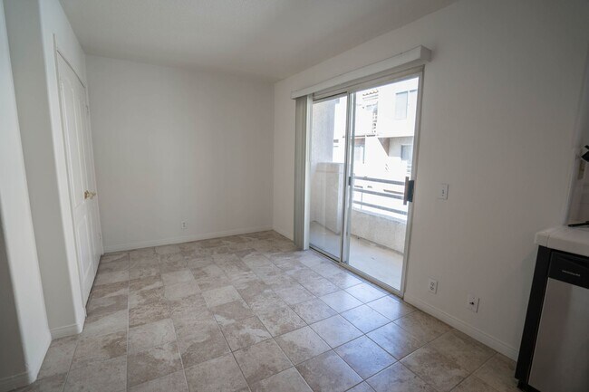 Foto del edificio - Charming 3-Bedroom Townhome with Dual Fireplaces and Pool Access in Stevenson Ranch!