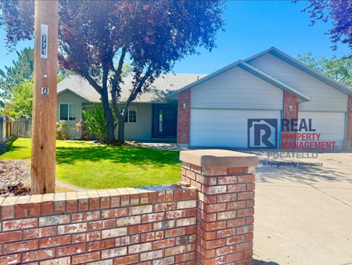 Foto principal - Beautiful 4 bed 2 1/2 bath - 3 car garage