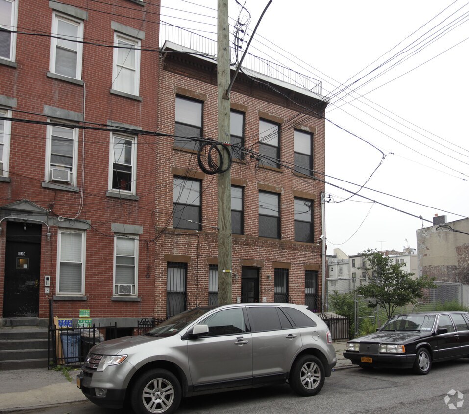 Building Photo - 132 Dikeman St