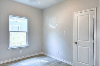 Building Photo - 9824 Arbor Oak