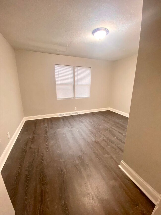 Building Photo - 6226 Evergreen | $1050 | 3 Bed, 1 Bath