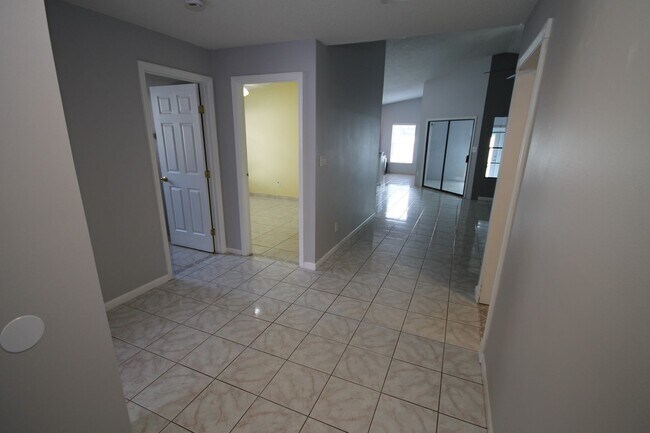 Building Photo - Stylish 4-Bedroom Home with Florida Room &...
