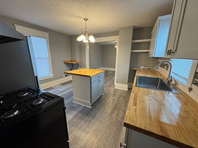 Foto del edificio - Updated 2BR Home with Reserved Parking – Moline