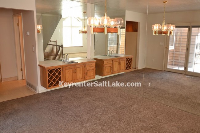 Building Photo - 744 E Shady Tree Ct
