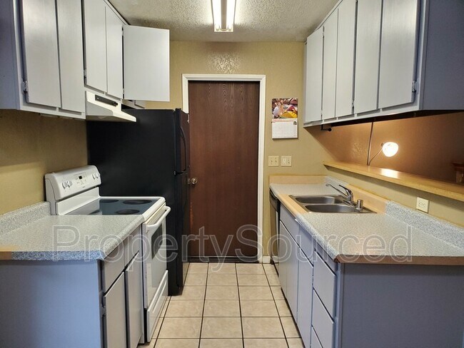 Building Photo - 700 McCoy Ct