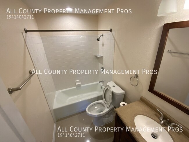 Building Photo - Minutes from Downtown Sarasota/Washer/Drye...