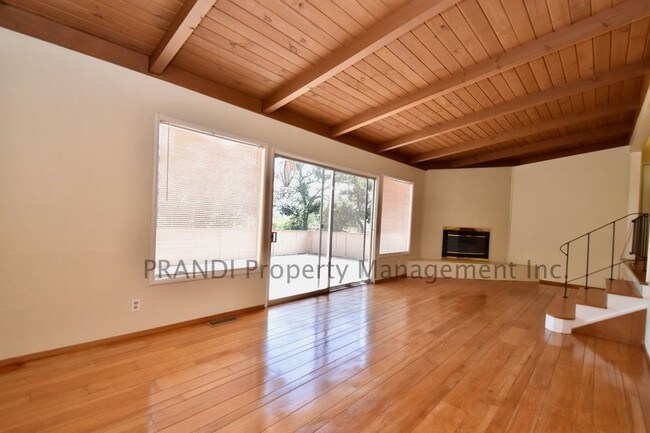 Building Photo - Fairfax Home With Great Views
